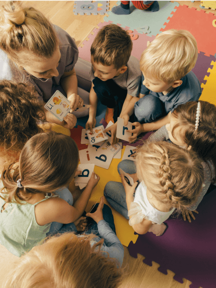 Deti pri spoločnej edukačnej aktivite